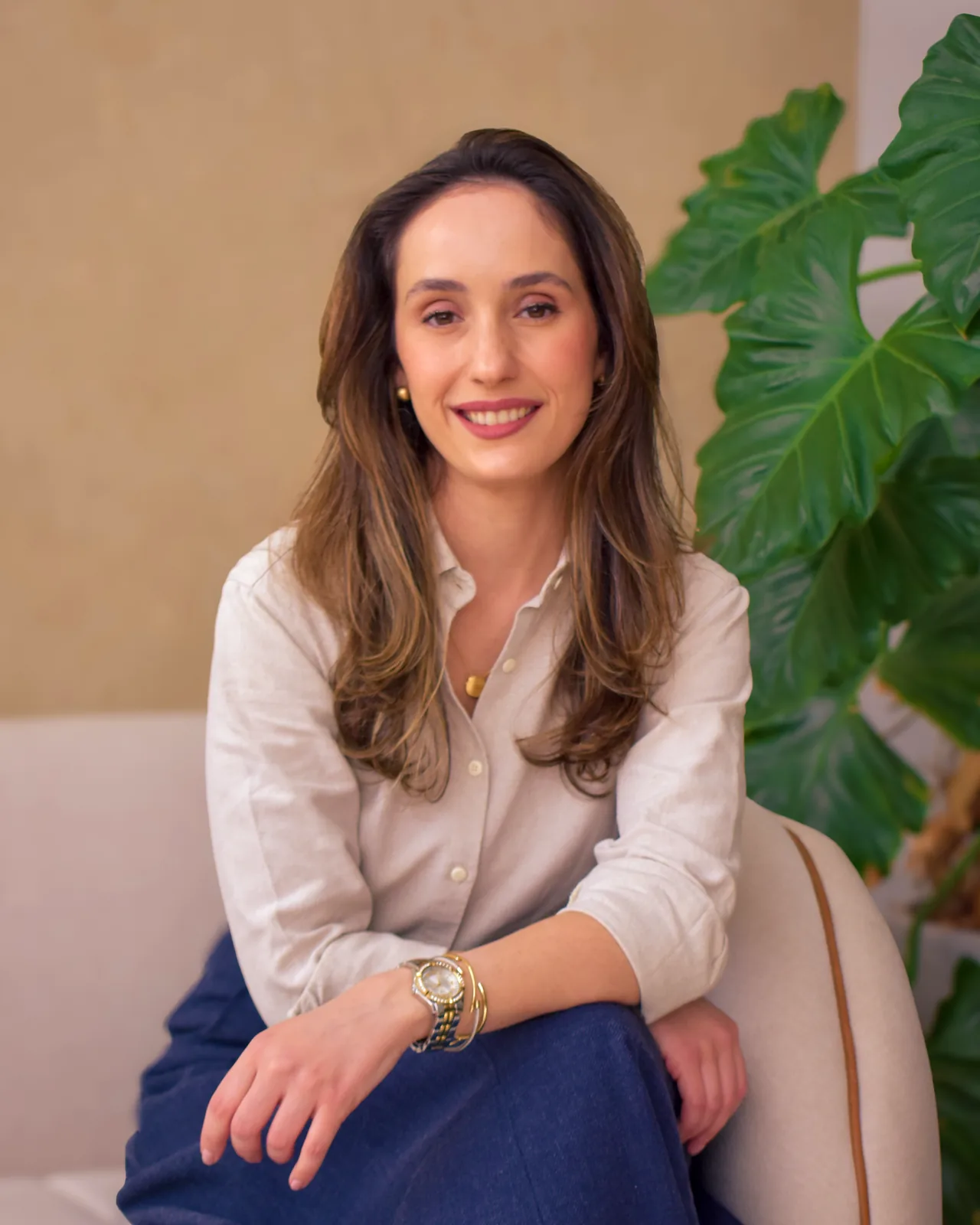 Dra. Náira Bueno Seixas sentada no consultório